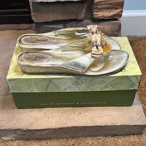 J.Renee Platinum Gold Sandals Teena Sandals Size 8.5